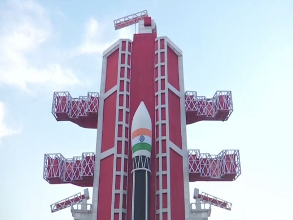 Pandal inspired by Chandrayaan-2 built-in Varanasi. Photo/ANI