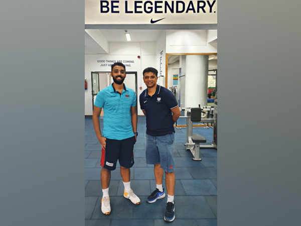Spinner Varun Chakravarthy with former India batsman Rahul Dravid (Photo/ Varun Chakravarthy Twitter)