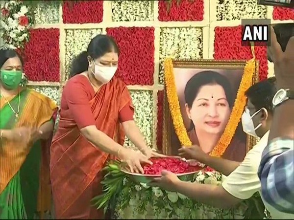 Sasikala paying tributes to former Tamil Nadu CM J Jayalalithaa on Wednesday. 