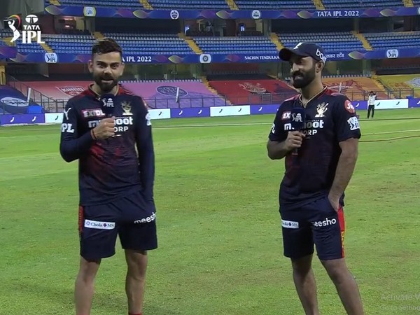 Virat Kohli in conversation with RCB teammate Dinesh Karthik (Image: IPL Twitter)