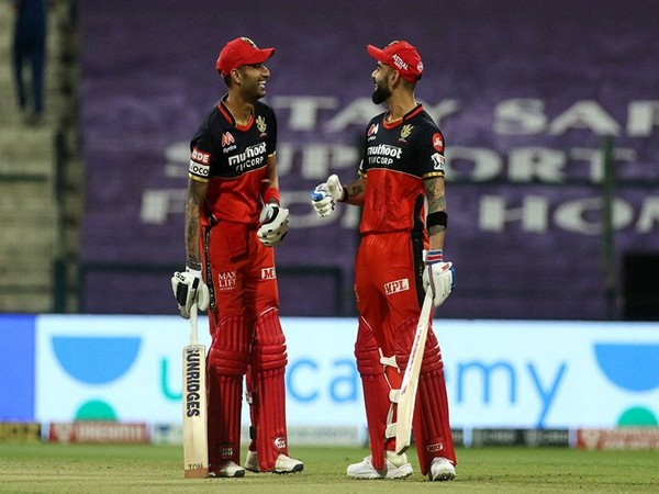RCB batsman Gurkeerat Singh Mann and Virat Kohli in action against KKR (Photo/ iplt20.com)