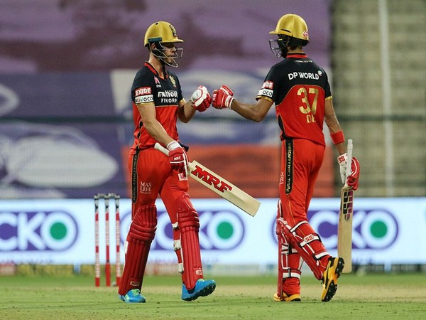 AB de Villiers and Devdutt Padikkal in action against DC (Photo/ iplt20.com)