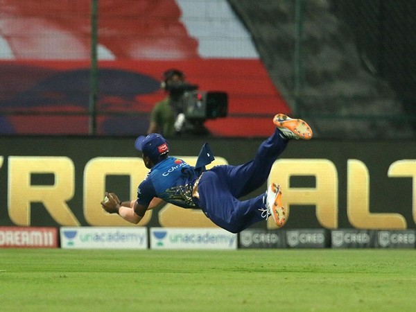 Anukul Roy dived to take Mahipal Lomror's catch (Photo/ iplt20.com)