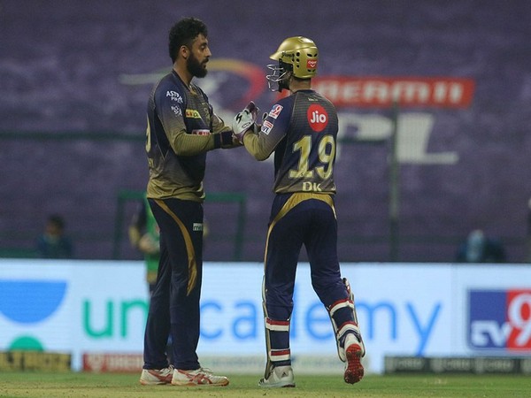 Varun Chakravarthy and Dinesh Karthik celebrate after dismissing MS Dhoni. (Photo/ iplt20.com)