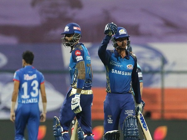 Suryakumar Yadav and Quinton de Kock in action against Delhi Capitals. (Photo/ iplt20.com)