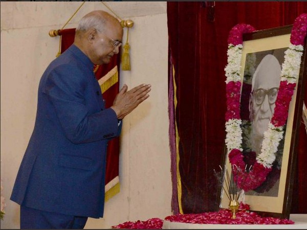 President Ramnath Kovind paid tributes to former President V V Giri on his birth anniversary. Photo/Twitter @rashtrapatibhvn