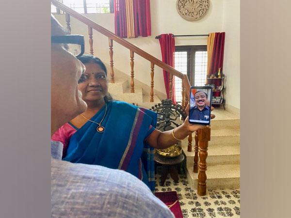 V Muraleedharan spoke to Wing Commander Vivek Vikram's parents (Picture tweeted by V Muraleedharan)