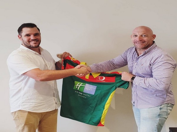 Simon Keen (L) with Vanuatu Cricket's CEO Shane Deitz (R) (Photo/Vanuatu Cricket Twitter)