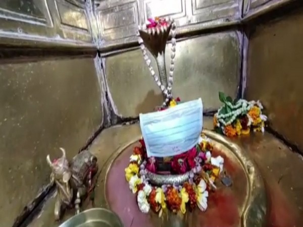 Face mask on a Shivaling in a temple in Varanasi, UP. Photo/ANI