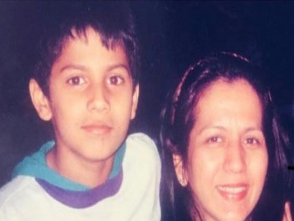 The throwback photo shared by actor Varun Dhawan with his mother (Image courtesy: Instagram)