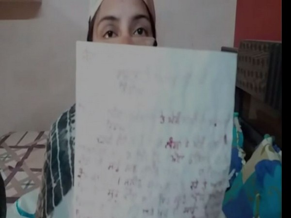 One of the two girls showing the letter written for Presidnet Ram Nath Kovind to seek justice. Photo/ANI