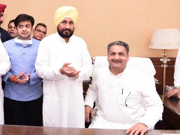Vijay Inder Singla taking charge of PWD and Administrative Reforms Minister in Punjab