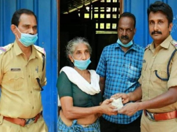 Lalithamma, the cashew worker from Kollam, donating Rs 5,101 to CMDRF. (Photo credit: Twitter)