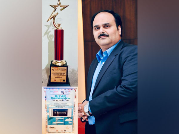 Vikas Chadha, MD, GI Outsourcing holding the Times Ascent World HRD Congress 'Dream company to work for' award
