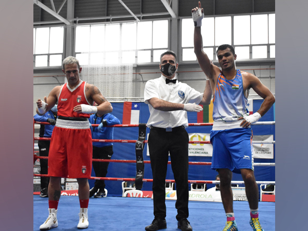 Indian boxer Vikas Krishan Yadav (in blue) 