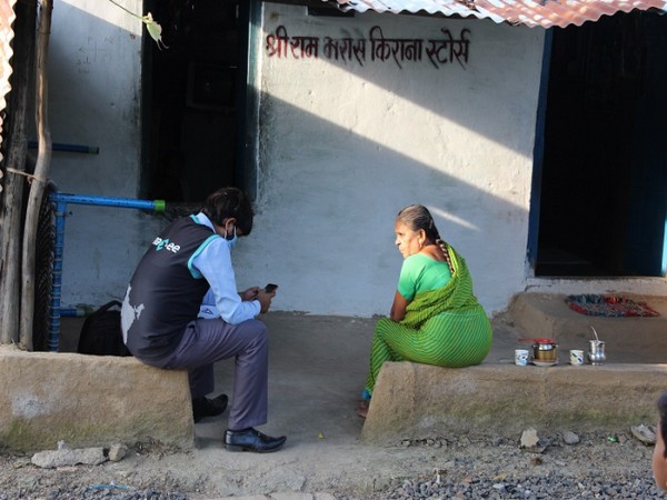Village: Mirzapur, Tal: Lakhimpur, Kheri, UP | Anaxee' Digital Runner interacting with local citizens, explaining benefits of Covid Vaccination under Project Swaraksha