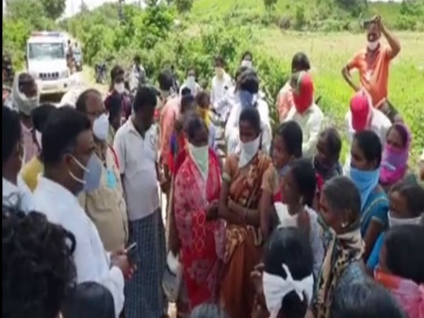 Villagers obstruct plantation at a government land in Telangana's Karimnagar district on Monday. Photo/ANI