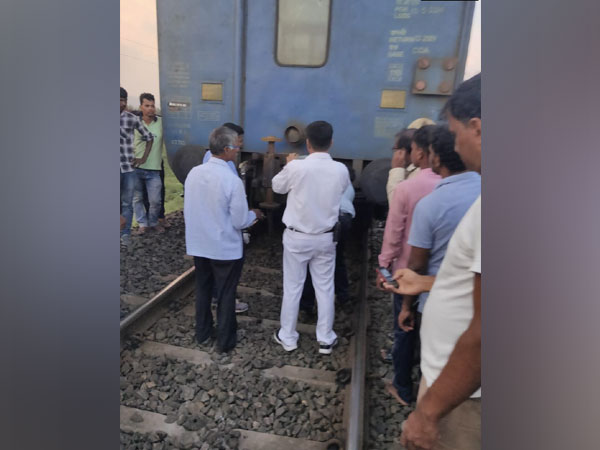  The engine of Visakha Express that plies between Bhubaneshwar to Secunderabad got detached from its coaches