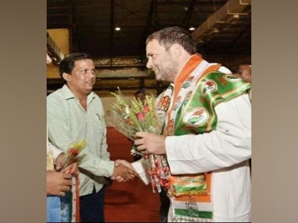 Congress leader Vishwabandhu Rai with Rahul Gandhi (file photo)