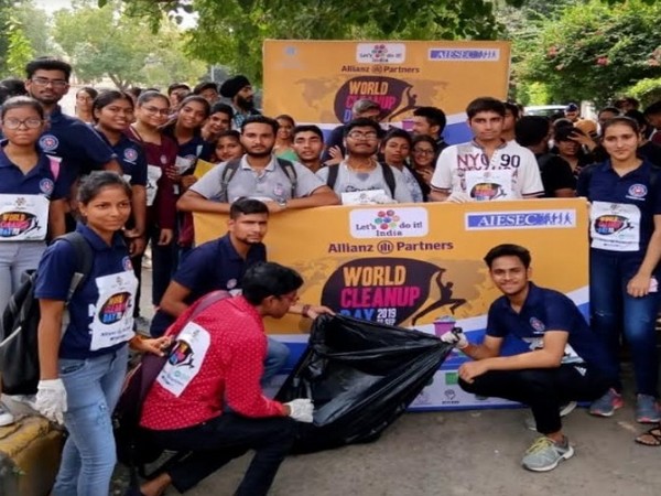 Volunteers at the Let's Do It India Cleanup drive in Delhi on World Clean up day 2019