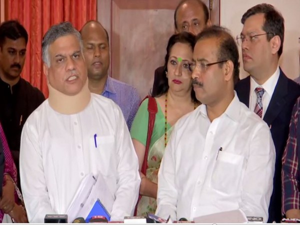 Maharashtra Health Secretary Pradeep Vyas addressing media persons on Tuesday. Photo/ANI