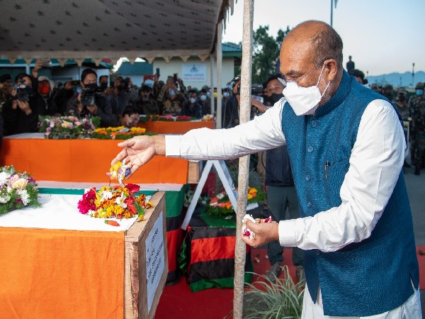 Manipur CM N Biren Singh paying floral tributes to the soldiers. (Photo/@NBirenSingh)