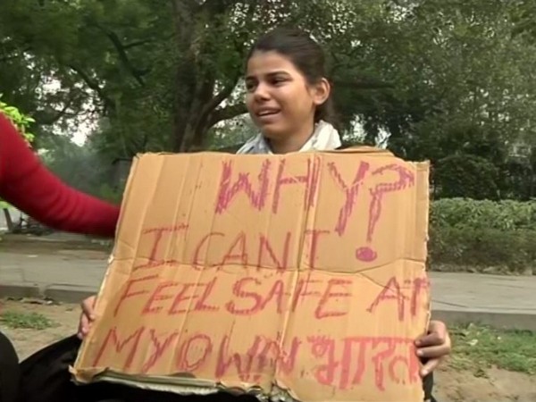 A gril sat on a protest in Delhi against the rape of veterinary doctor in Ranga Reddy distrcit. [Photo/ANI]
