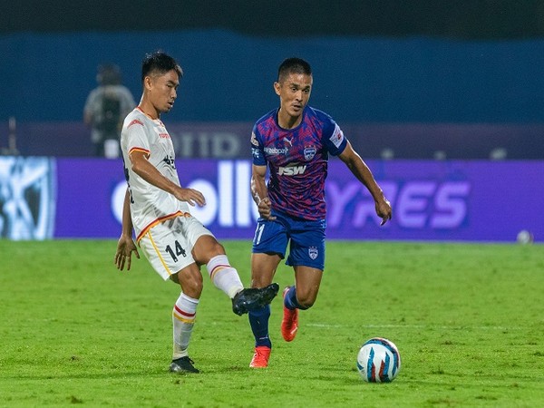Wahengbam Luwang of SCEB and Sunil Chhetri of BFC in a tackle during the match as both teams push hard for a goal (Image: ISL)