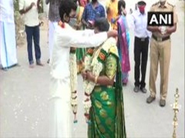 An inter-state couple tied knot at Chinnar bridge connecting Kerala and Tamil Nadu on Monday. Photo/ANI