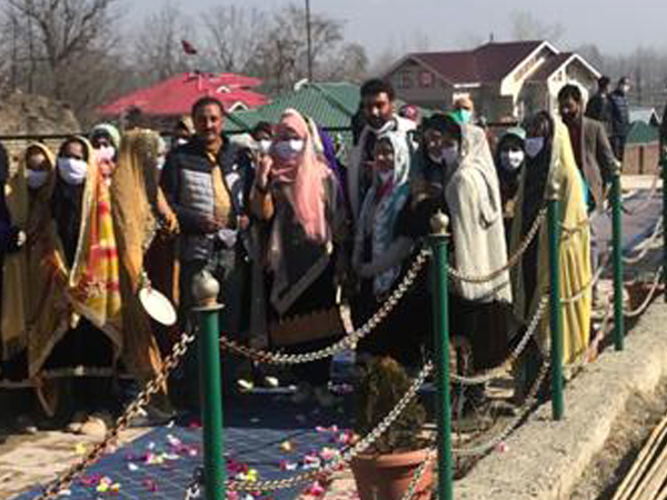Foreign diplomats receive traditional welcome in J-K
