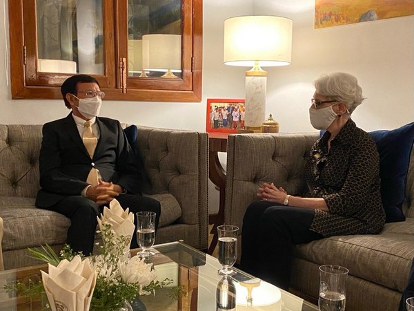 US senior diplomat Wendy Sherman (right) with Cambodia's opposition leader Kem Sokha (left)