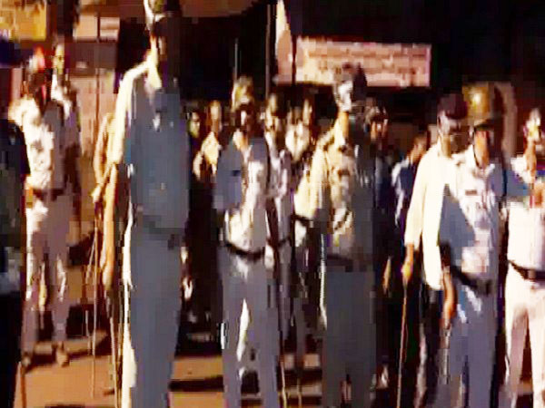 West Bengal Police resorts to lathi-charge against local protesters
