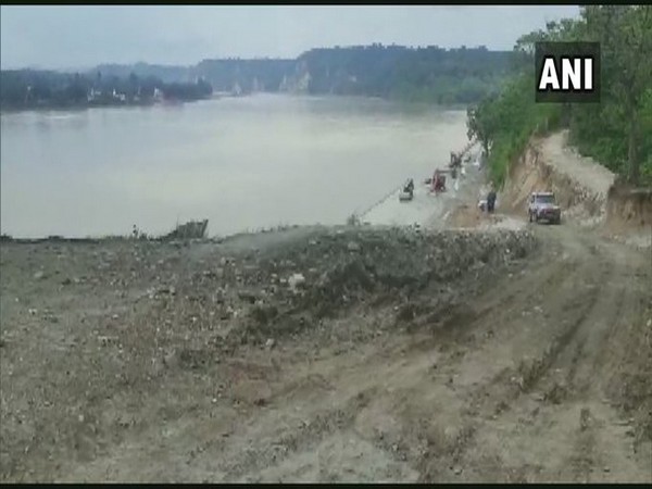 Visuals from the repair work being carried out on Gandak dam on Tuesday. Photo/ANI