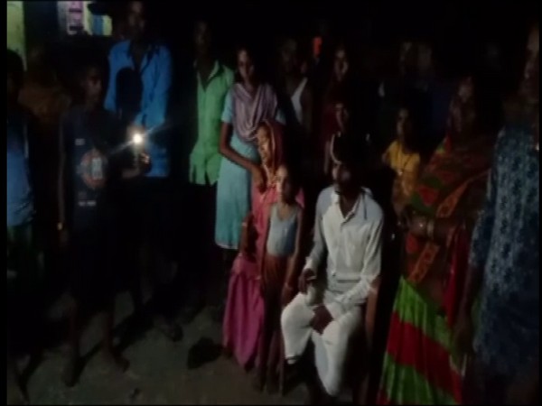 Family emmebers of the peopel died by consuming spurious liquor seen grieving 