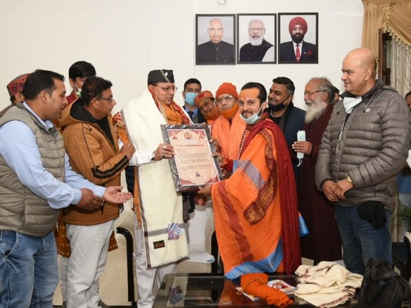 Uttarakhand CM Pushkar Singh Dhami with Swaroopanand Saraswati