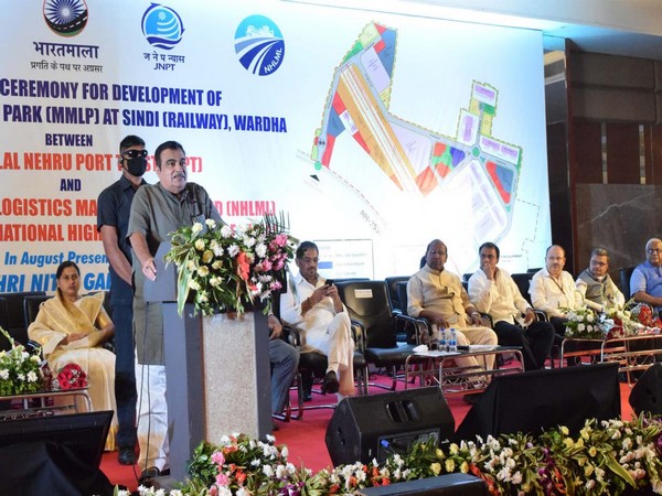 Nitin Gadkari signs MoU between National Highways Authority and Jawaharlal Nehru Port Trust (Photo/PIB)