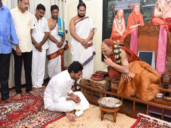 Andhra Pradesh CM Jagan Mohan Reddy taking blessings from Swami Swarupanandendra