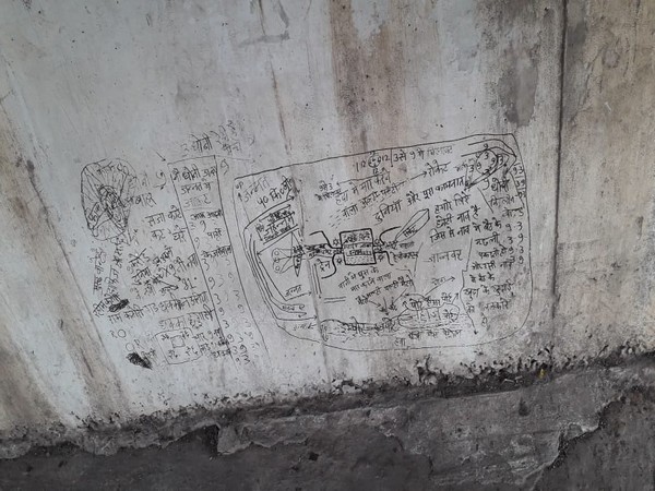 The graffiti praising ISIS chief Abu Bakr Al-Baghdadi was first spotted by some locals on Tuesday. (Photo/ANI)