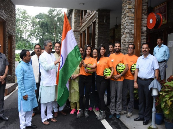 Chief Minister Trivendra Singh Rawat with the team on Thursday (Photo/ANI)