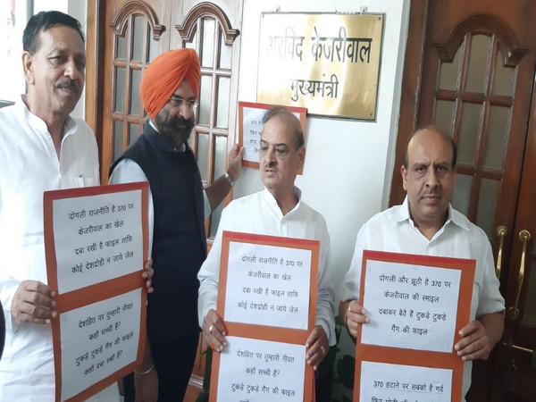 Vijender Gupta, OP Sharma, Manjinder Singh Sirsa and Jagdish Pradhan protesting outside the chamber of Delhi Assembly