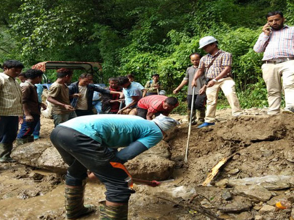 District Administration clearing the roads on Sunday Photo/ANI
