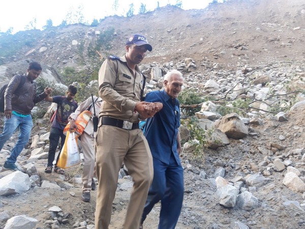 Jawan of uttarakhand police while helping the commuters