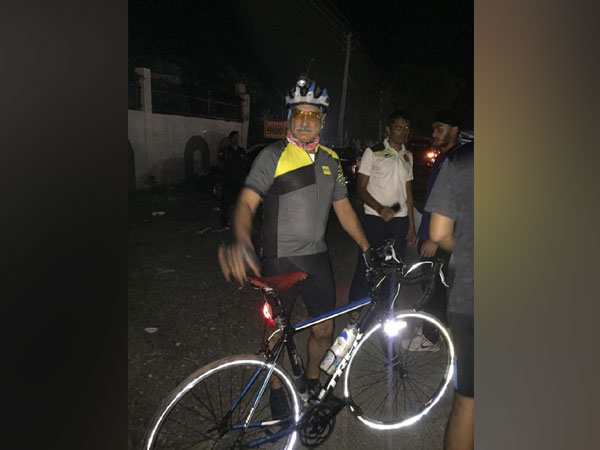 Lieutenant General Alok Kler during his cycle ride from Delhi to Jaipur