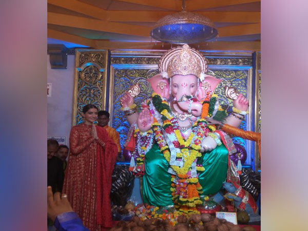 Sonam Kapoor at Andheri cha Raja, Mumbai