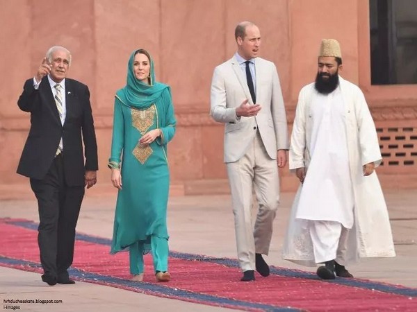 Kate Middleton and Prince William touring the Badshahi Masjid in Lahore