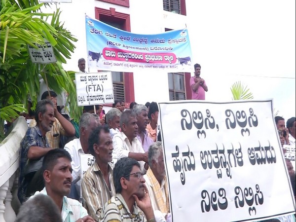 Farmers staged a protest against the proposed RECP pact in Shivamogga, Karnataka, on Tuesday. Photo/ANI