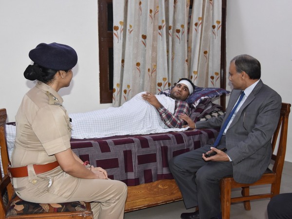 Delhi Police Commissioner Amulya Patnaik with a policeman who sustained injuries in the clash. 