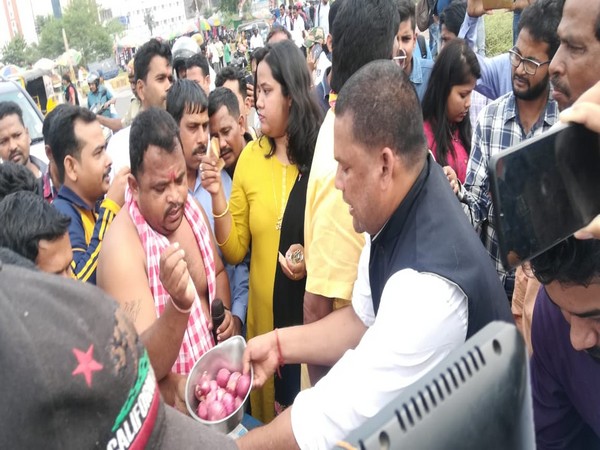 Congress members selling onions in Bhubaneswar on Monday. Photo/ANI
