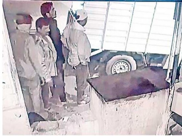 CCTV grab showing the people who stole the ATM machine. Photo/ANI