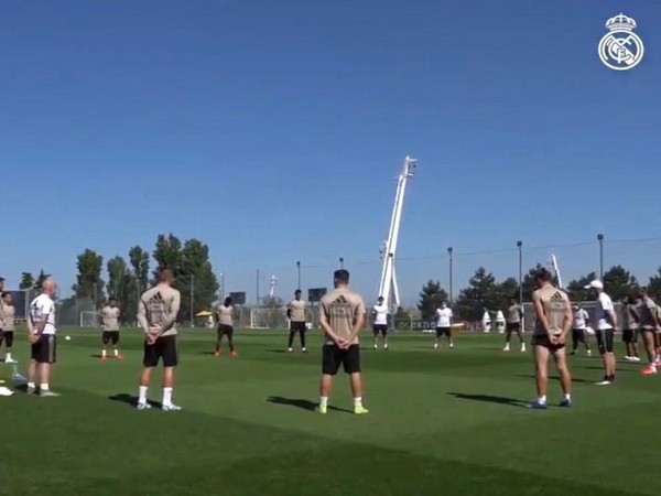 Real Madrid players observing minute's silence in memory of the victims of the coronavirus pandemic. (Photo/ Real Madrid Twitter) 